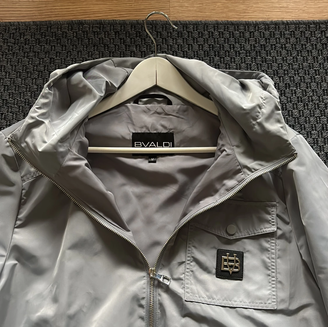 Ljusgrå vindjacka från Bvaldi, M - 2