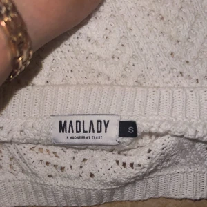 Vit strand klänning från Madlady - Säljer en vit strand klänning  från Madlady i storlek S.  har ett snyggt hålmönster i zickzack och har en arm  