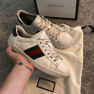 Gucci ace sneakers - Säljer mina riktigt feta Gucci ace skor som är bra skick(7-10) inge defekter osv bara använda en del. Självklart äkta. Box och dustbag medkommer vid köp. Nypris runt 6-7k mitt pris endast 1699kr. Hör av dig vid funderingar och pris kan diskuteras vid snabb affär mvh Malte 