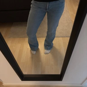 Bootcut jeans young gina  - Low/mid waist bootcut jeans från Young gina💞För referens är jag 160cm lång
