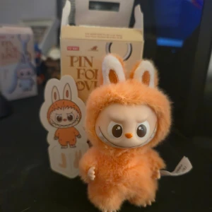 Labubu pin for love - Labubu new collection Pin for love. Jag har J och I som öppnade. Det kostar 420 kr per styck 