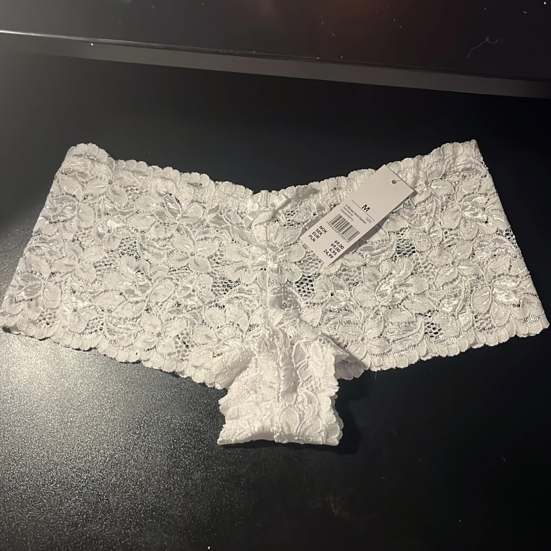 Vita spets-hipsters i blommig design