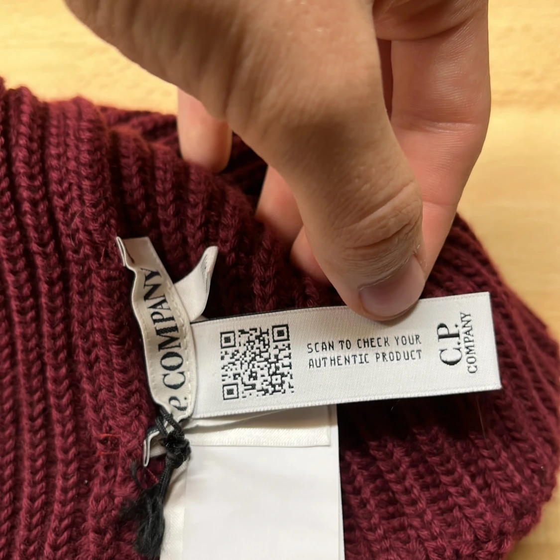 Vinröd merinoullsmössa från C.P. Company - 1