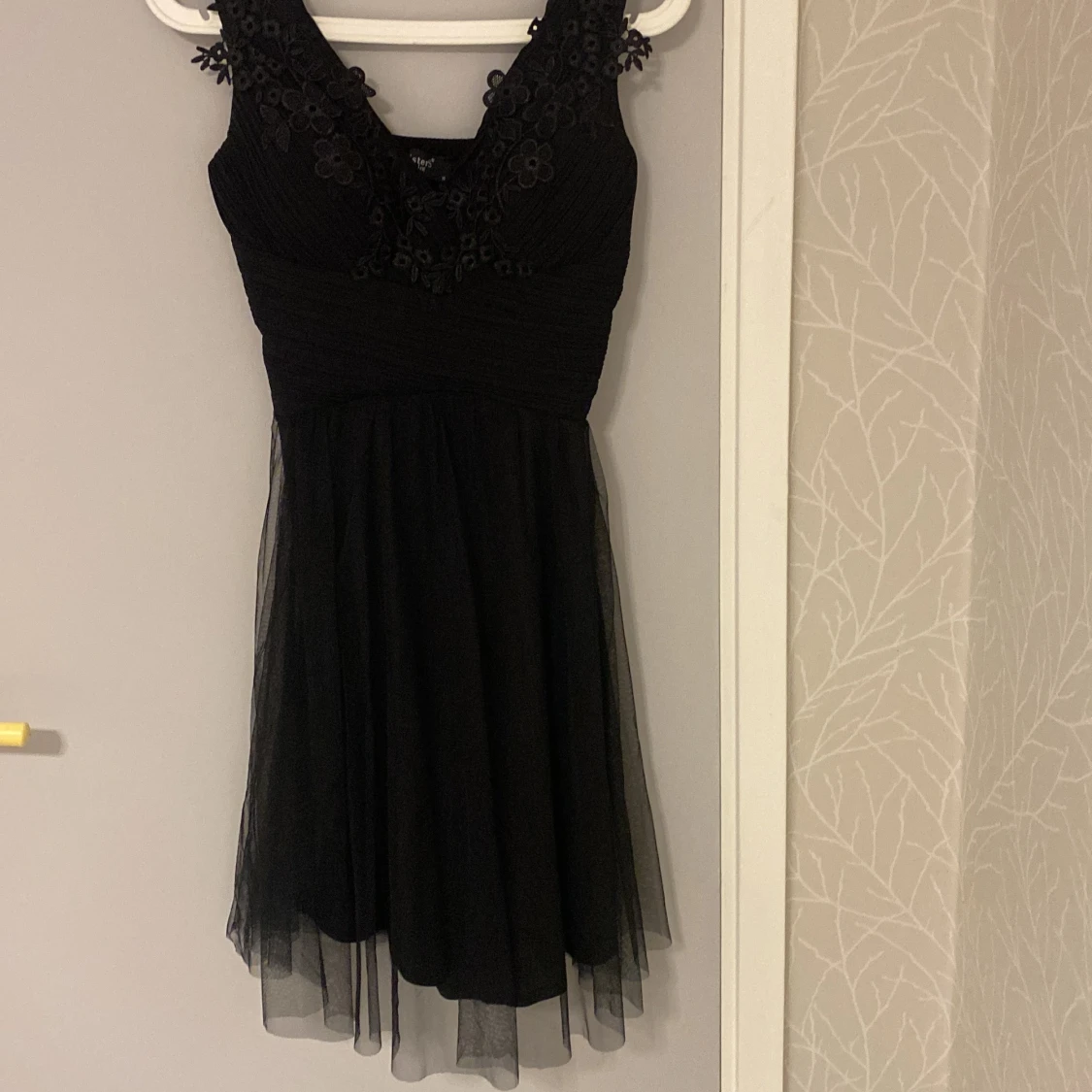 Svart kort klänning med spetsdetaljer