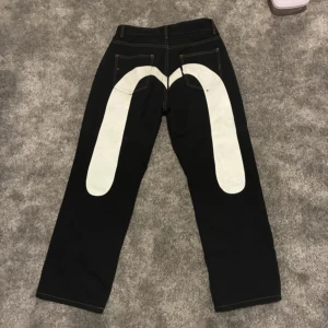 Evisu jeans  - Knappen har tyvärr dragits av men det går ju bara att sätta tillbaka en ny, pris kan diskuteras, storlek M men passar nog S bättre, skickar samma dag eller dagen efter, pris kan diskuteras, kontakta mig vid frågor eller bilder på mått