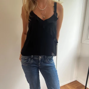 Svart topp - Supergullig svart topp med volanger💖💖