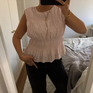 Rosa topp - Skit gullig topp från H&M som tyvärr aldrig kommer till användning längre. Ljus rosa men fina detaljer som gör tröja festlig aktig ut!! Skriv om du har frågor och är alltid öppen för prisförslag!!💕💕💞