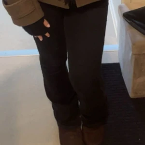 Svarta bootcut jeans  - Säljer ett par svarta jeans med bootcut-modell. Jeansen har blivit fransiga där nere då dom släpat i marken lite, även ett litet hål som är med på bild men inget man tänker på. 