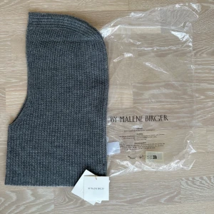 Balaclava från ”By Malene Birger” - Ribbstickad grå balaclava från By Malene Birger. Kostar ny 1500kr. Helt oanvänd 
