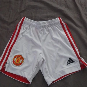 manchester united shorts - manchester united Adidas shorts. Jag har använt dom bara en gång och dom blev för små. Dom är jätte sköna.