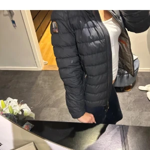 Svart Parajumpers pufferjacka dam - Säljer min parajumer jacka i storlek XS men passar även S, jätte snygg och hade gärna behållt om jag inte hade behövt pengarna. Köpte den för 4500 kr men säljer för 899 då jag vill få den såld. Tveka inte på att höra av dig om frågor!💕
