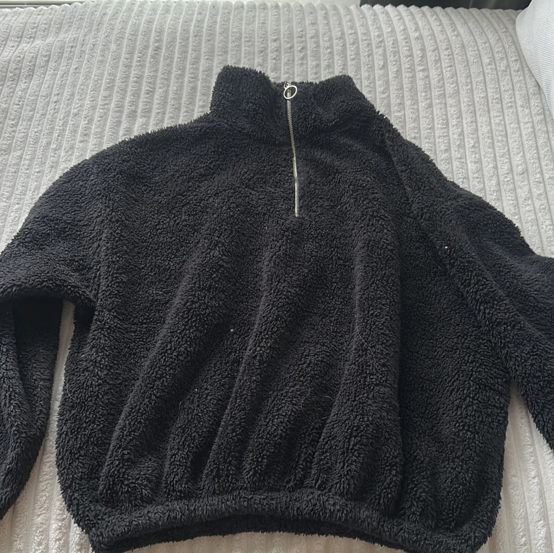 Svart fleece-tröja med half zip