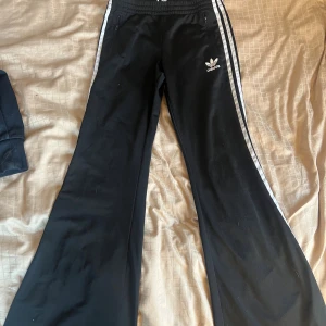 Svarta Adidas byxor med vida ben - Supersnygga bootcut adidas originals, med fickor!!!