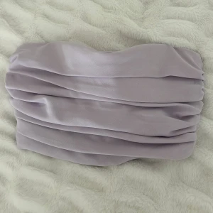 Topp - Säljer denna fina lila topp från Zara i en storlek S💜