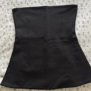 Tubtopp / bandeau topp zara  - Så fin tubtopp som går ut lite, perfekt till vardags och fest, passar till allt, aldrig använd