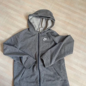 Grå hoodie från Nike XL barn storlek  - Grå zip-hoodie från Nike i storlek XL, passar dig som är 158-170 cm. Knappt använd.