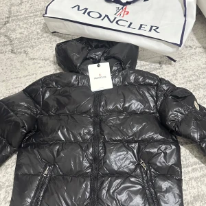 Moncler maya jacka - Helt ny oanvänd storlek S. Medföljer påse