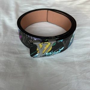 Unikt designer bälte - unikt bälte med silverdetaljer i storlek 90/105cm, hålgörare ingår så passar även mindre. Nytt och oanvänt skick, fraktar inom 24h