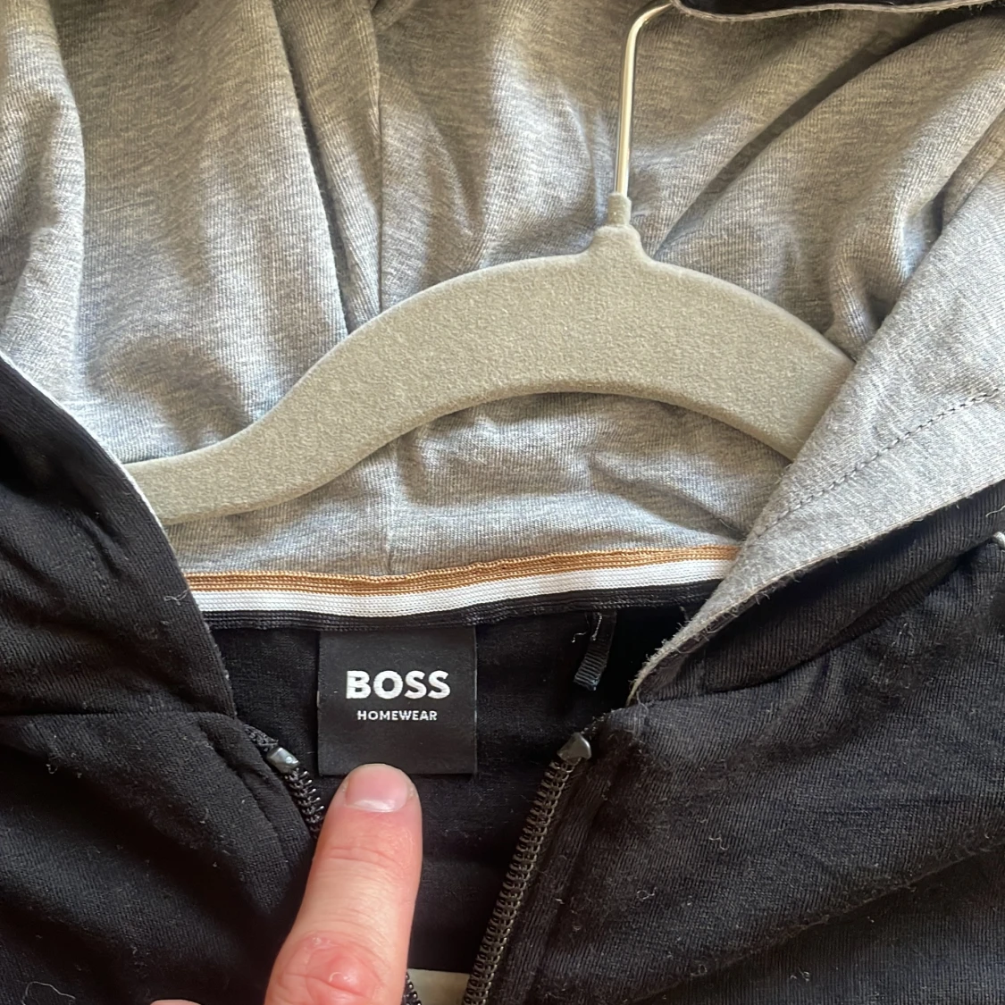 Svart hoodie med dragkedja från BOSS  - 2