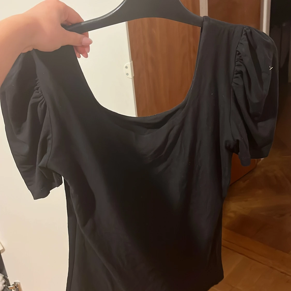 Svart vintage topp med puffärm från Basic - 1