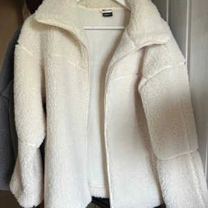 Vit teddyjacka från Gina Tricot - Mysig och fluffig teddyjacka i vit färg från Gina Tricot. Helt oanvänd! Pga köpte fel storlek💞💓🌟
