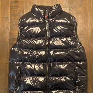 Moncler väst  - Moncler väst ny utan luva, passar för ortenstil och NYC drip. Pris och andra bilder kan diskuteras👍