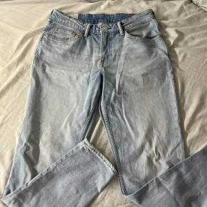 Ljusblå tapered jeans från H&M - Snygga ljusblå jeans från H&M med tapered regular fit. Klassisk femficksmodell med dragkedjegylf och raka bakfickor. Jeansen är i mjuk bomullsdenim och har en avslappnad men ändå stilren look.
