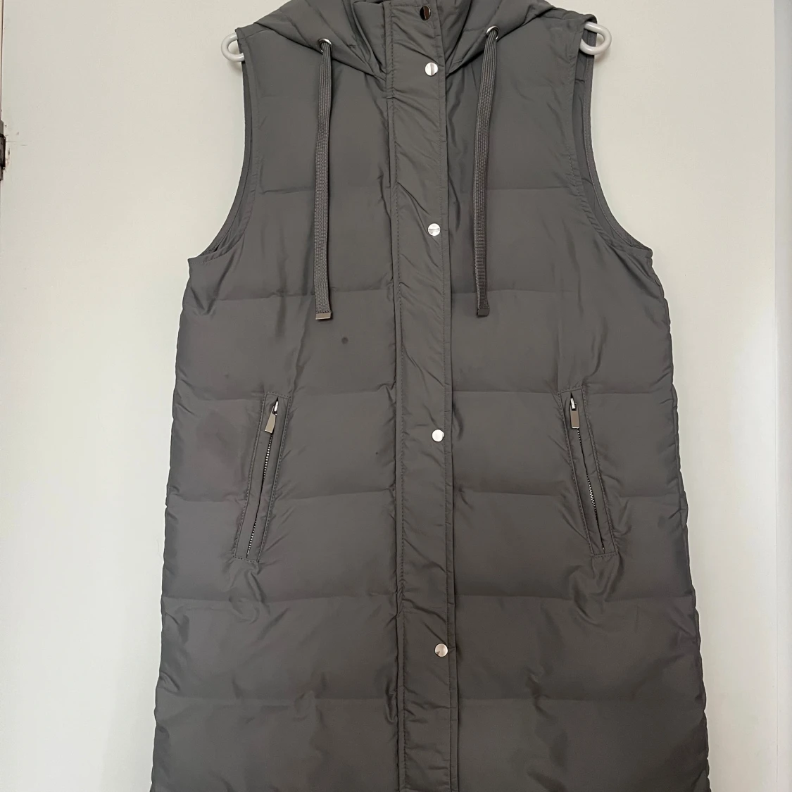 Grå lång dunväst med huva från ZARA - 1