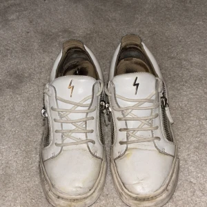Giuseppe Zanotti vita sneakers med dragkedja - Snygga vita sneakers från Giuseppe Zanotti i skinn. Dustbag och skobox ingår. Priset går att diskuteras. Nypris 5000-6000kr.
