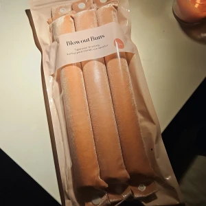 Blowout Buns - Blowout Buns är ett set med 3 mjuka stylingspön för att skapa volym och lockar i håret. Perfekt för att använda tillsammans med hårfön. Produkten är ny och förpackad, utan synliga skador eller slitage.