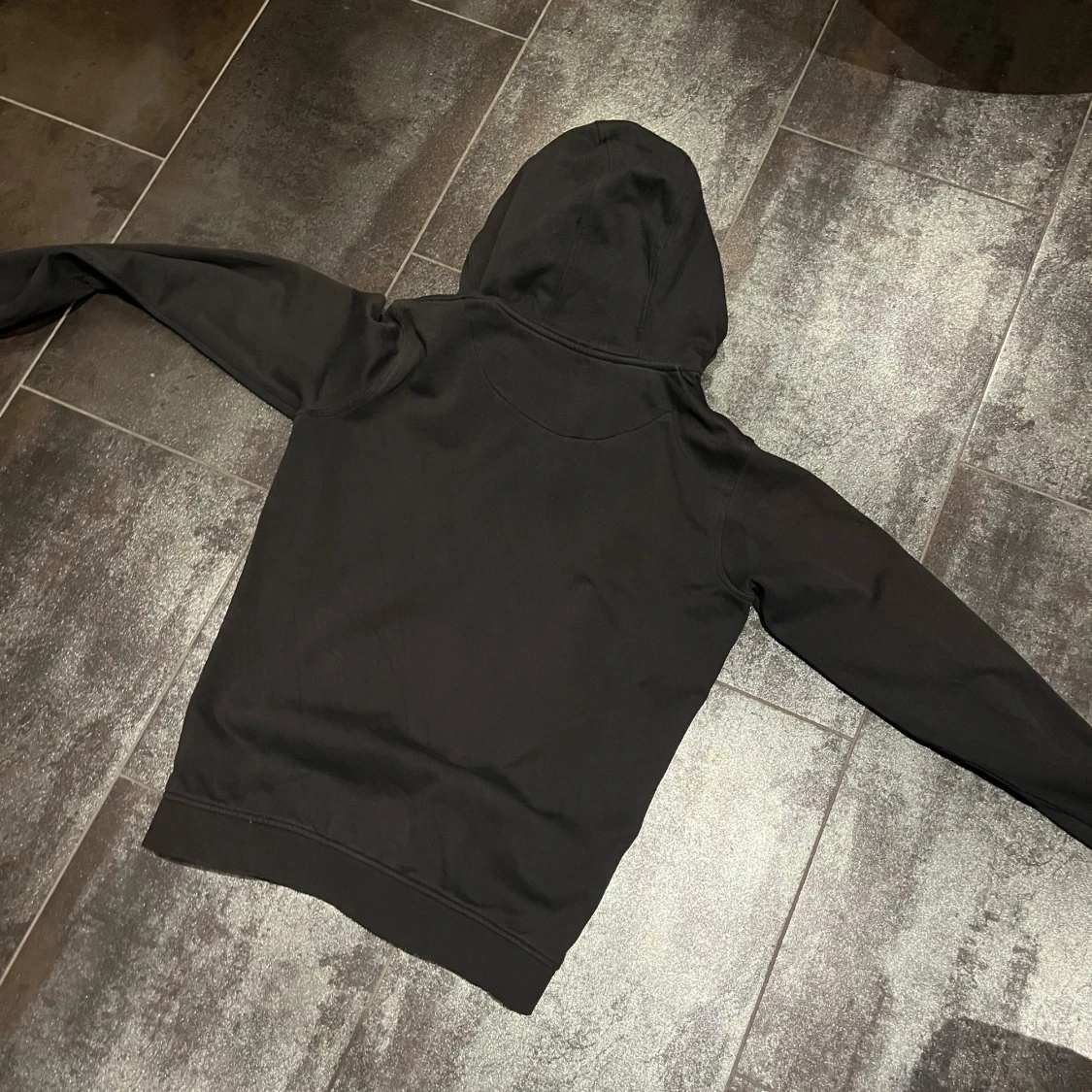 Svart hoodie från Lyle & Scott - 2