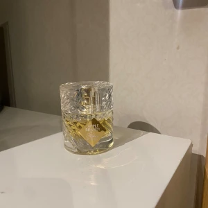 Kilian Apple Brandy On The Rocks EdP - Lyxig parfym från Kilian, Apple Brandy On The Rocks, i en genomskinlig kristalliknande glasflaska med guldiga detaljer och sprayfunktion. Doften är fruktig och elegant, flaskan har en rund form och känns riktigt exklusiv. Nästan helt ny använd några gånger bara cirka 45 ml kvar! Pris kan diskuteras!