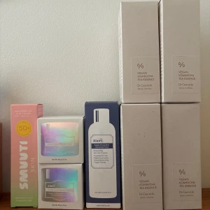 Hudvårdspaket med toner och essence - Säljer massa oanvänd koreans hudvård 🌻💕 Smuuti Skin Watermelon Sun Cream SPF 50+ (100 kr), Klairs Supple Preparation Unscented Toner (150 kr), fyra stycken Dr.Ceuracle Vegan Kombucha Tea Essence (250 kr styck) och två stycken Klairs Freshly Juiced Vitamin E Mask (200 kr styck). Perfekt för dig som vill boosta din hudrutin  💫💕Säljes som paket (1500 kr) eller enskilda produkter!