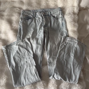 Ljusblå raka jeans från Zara - Säljer ett par ljusblå jeans från Zara i storlek 38. Jeansen har klassisk femficksdesign, raka ben och normal midja. Tillverkade i bomull med snygg tvättad look och diskreta kontrastsömmar. Perfekta för en avslappnad och trendig stil.