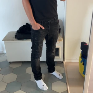 Jack and Jones - Säljer ett par riktigt feta jeans från Jack and Jones med slitningar. Skriv om du har några frågor eller funderingar!!!