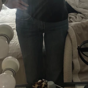 Blå raka jeans i klassisk modell - Super fina lågmidjade jeans från Gina Tricot, aldrig använda! 