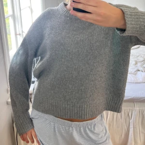 Grå stickad tröja🩶 - Säljer mina fina stickade tröja från Bik Bok