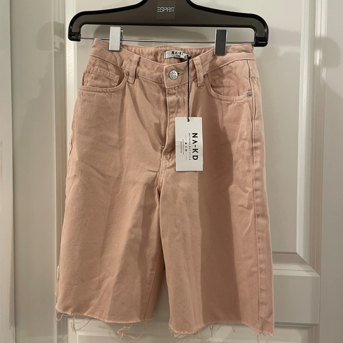 Dusty pink jeansshorts från NA-KD