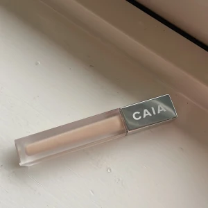 CAIA It's Iconic Concealer 1W - Säljer en CAIA oöppnad It's Iconic Concealer i nyansen 1W. Kommer i en snygg frostad fyrkantig tub med silvrigt lock. Perfekt för att ljusa upp under ögonen eller täcka blemmor. Lätt och krämig formula som smälter in i huden. 