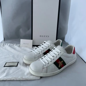 Gucci ace skor  - Säljer dessa super feta Gucci ace skor i uk 10 som passar 44, og ingår i form av dustbag och dessutom Gucci papper men ej boxen som är för bildens skull, skriv för fler bilder/frågor🙌🏼