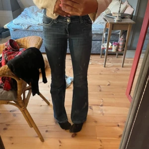 Nelly Jeans! - Snygga mörkblå jeans med bootcut passform och coola broderade detaljer på bakfickorna. Klassisk femficksmodell med låg midja och kontrastsömmar. Pris går att diskutera, storlek 32.