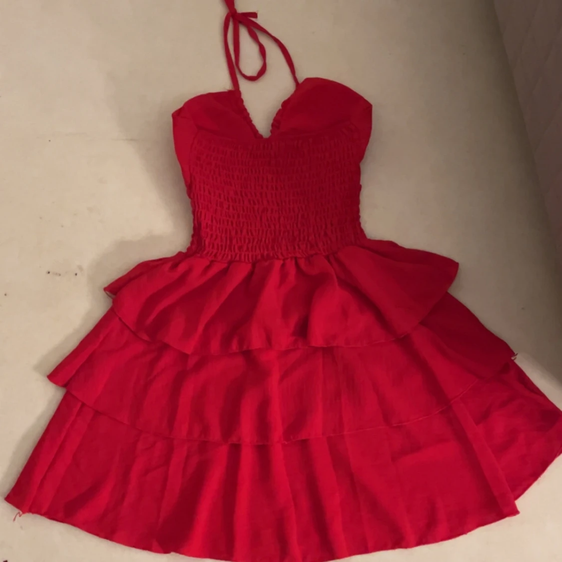 Röd volangklänning med halterneck - 1