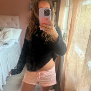 Svart ulltröja  - Svart tröja i ull i storlek S men är väldigt formbar 