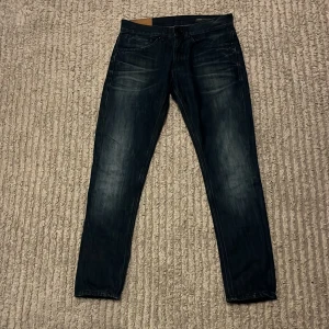 Mörkblå skinny jeans från Dondup - Snygga mörkblå skinny jeans från dondup. Jeansen har smal passform och raka ben, samt subtila sömmar och logga på bakfickan. Perfekta för dig som gillar en stilren och modern look. Priset kan diskuteras och hör av dig vid frågor W är 31 och länden är som en 34.