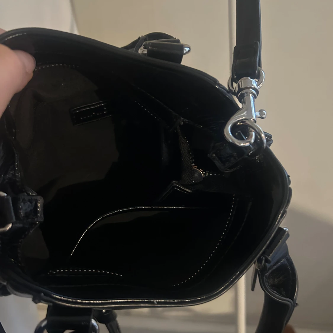 Svart handväska från NA-KD  - 3