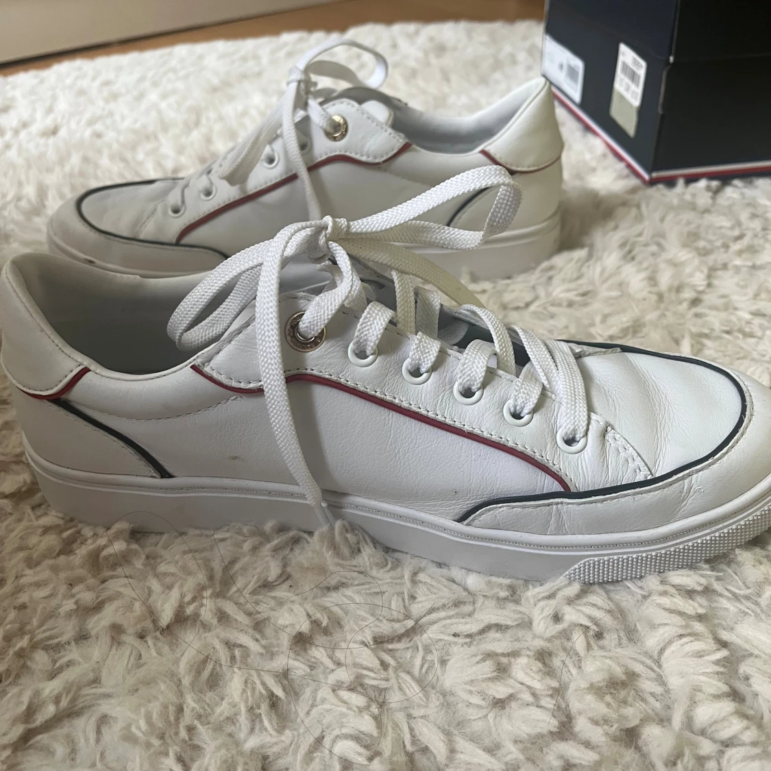 Vita sneakers från Tommy Hilfiger - 2