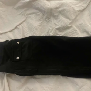 Svarta mjukisbyxor med snörning - Svarta juicy mjukisbyxor , har använt dom ett par gånger kommer inte till användning längre. Pris kan diskuteras 