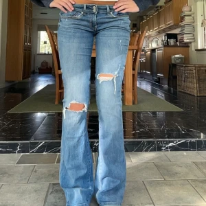 Dröm jeans - Jätte snygga jeans från Guess!! Vintage och har hål i sig😍 Innerben: 83, midja rakt över: 39 cm Kom privat för fler mått eller frågor🥰