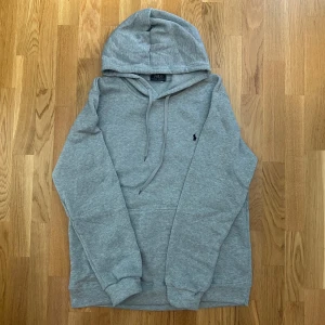 Ralph lauren hoodie - Tja! Säljer denna feta Ralph lauren hoodien med nytt skick|| Skick 10/10 Inga D-effekter// storleken är M|| Nypris: ~2000 Mitt pris:499|| Om ni har några frågor eller funderingar är det bara att fråga|| mvh Luxarycloset||