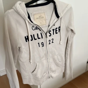 Hollister kofta - Säljer denna supersnygga koftan eftersom att den är för liten tyvärr. Den är gammal och därav lite små defekter💗